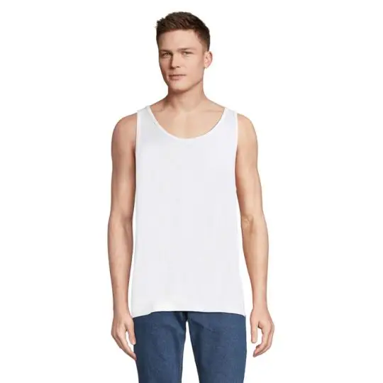 Homme portant un débardeur unisexe personnalisé blanc CRUSADER TT, vue de face, jean bleu