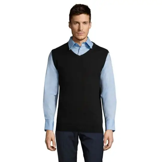 Pull sans manches personnalisé noir à col V, porté par un homme sur une chemise bleu ciel à manches longues