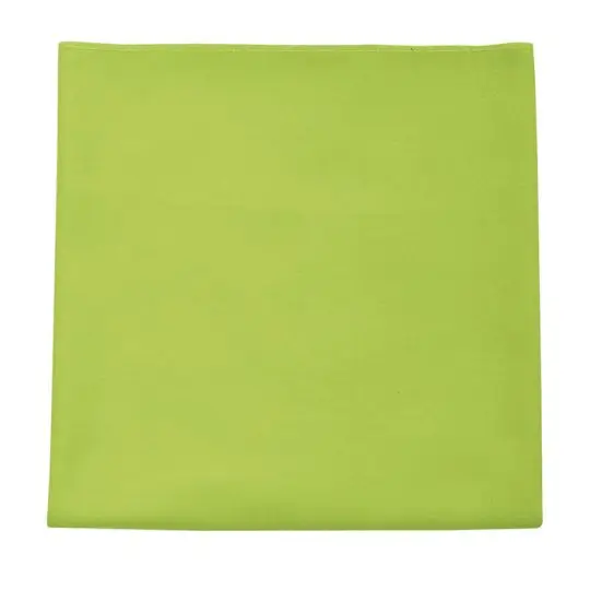 Serviette microfibre personnalisée ATOLL 50 vert pomme pliée, surface lisse et bords surjetés, vue de dessus
