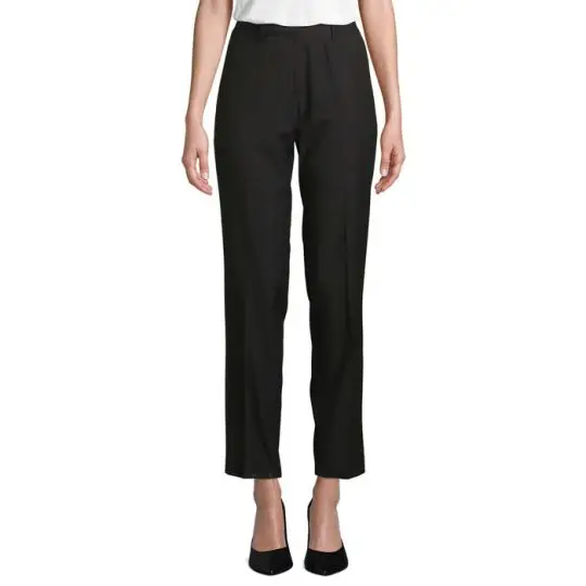 Pantalon femme personnalisé noir à coupe droite et taille élastiquée, porté de face avec des escarpins noirs