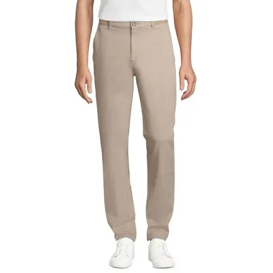 Pantalon chino personnalisé GUSTAVE MEN beige porté de face avec poches italiennes et ceinture à passants