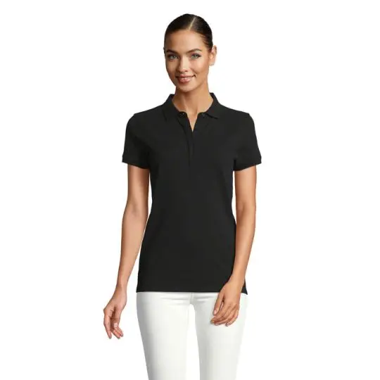 Polo piqué femme personnalisé noir profond à patte de boutonnage cachée, porté avec un pantalon blanc, vue de face