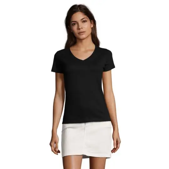 Femme portant le t-shirt IMPERIAL V WOMEN noir à col V en jersey de coton 190 g, vue de face sur fond blanc