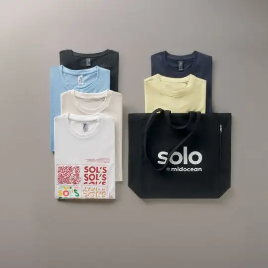 Kit d’échantillons de T-shirts SOL’S : six T-shirts pliés en coloris variés et sac Solo midocean noir