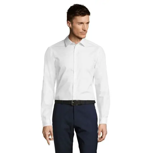 Homme portant la chemise BRODY MEN blanche à chevrons et petit col, manches longues, vue de face sur fond blanc