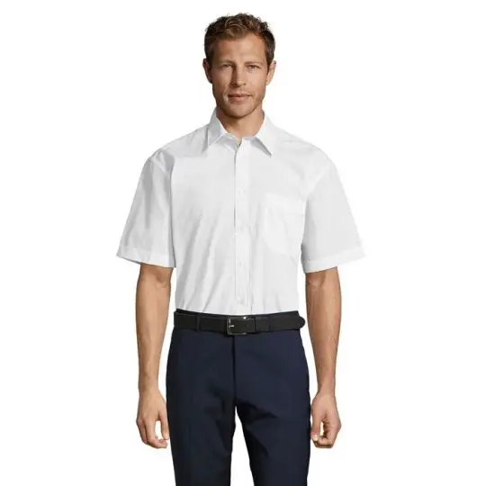 Homme portant la chemise BRISTOL blanche à manches courtes en popeline polycoton avec poche poitrine, vue de face