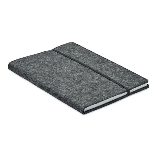 Carnet feutre personnalisé A5 gris foncé chiné en RPET avec bande élastique noire, vue de biais sur fond blanc
