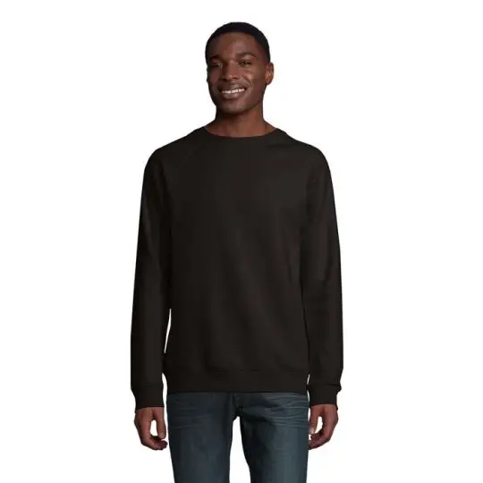 Homme portant le sweat bio col rond SPACE noir à manches raglan, vue de face sur fond blanc