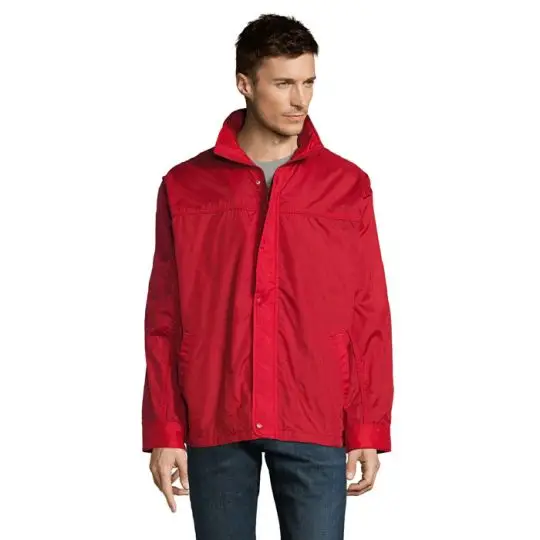Coupe-vent personnalisé MISTRAL rouge porté par un homme, col montant et fermeture à pressions sous patte