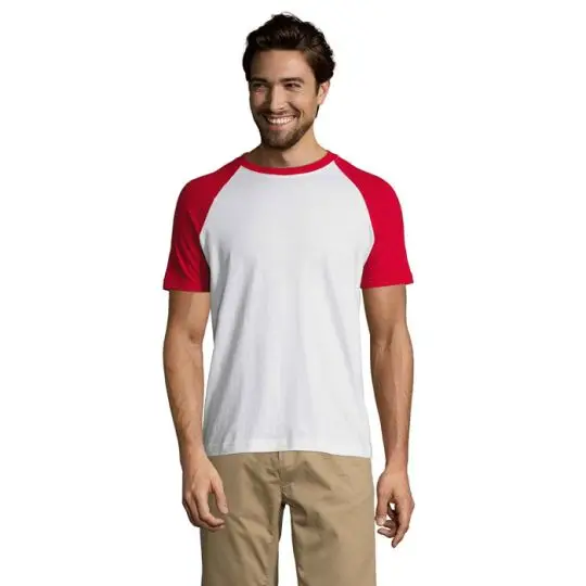 T-shirt raglan personnalisé blanc à manches rouges porté par un homme avec un chino beige, col rond côtelé
