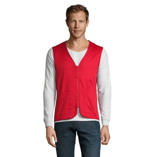 Gilet sans manches personnalisé rouge zippé avec poches avant, porté sur un t-shirt blanc à manches longues