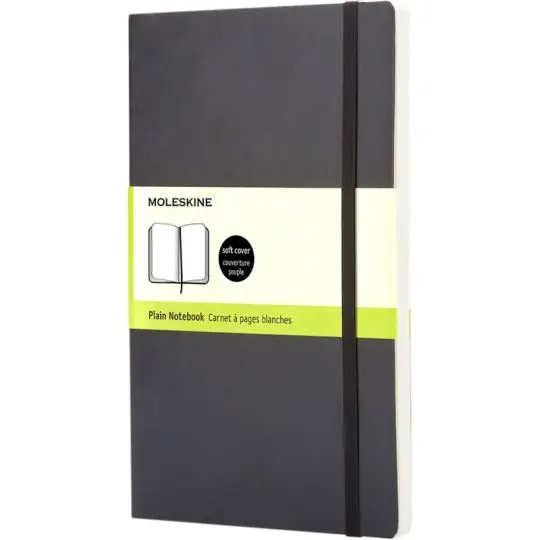 Carnet Moleskine Classic de poche à couverture souple noire avec élastique et bandeau pages blanches, vue de face