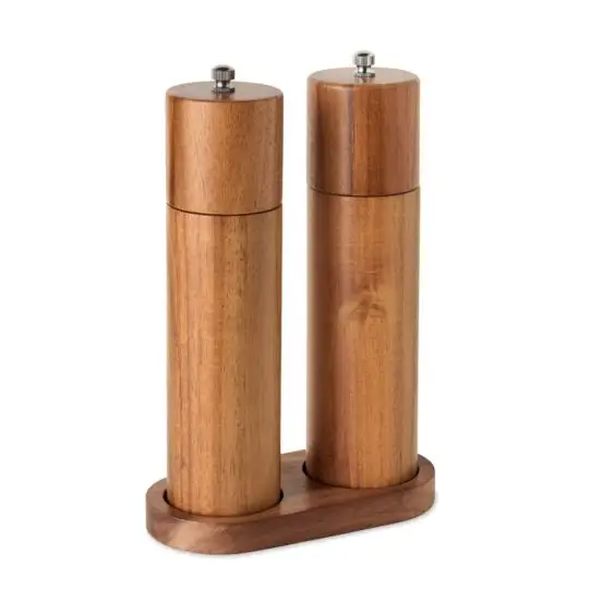 Moulins sel et poivre personnalisés TUCCO SET en bois d'acacia posés sur leur socle ovale assorti