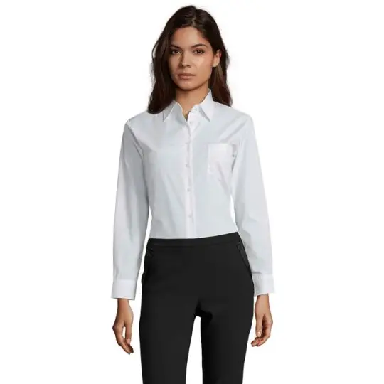 Chemise femme personnalisée blanche cintrée à manches longues avec poche poitrine, portée avec un pantalon noir