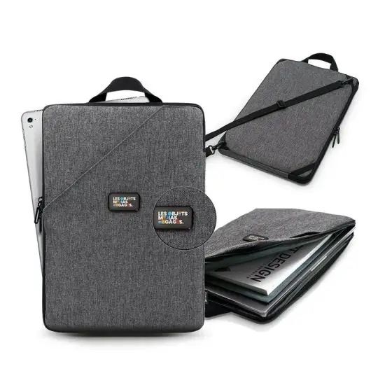 Sacoche professionnelle 3-en-1 ouverte montrant compartiment rembourré tablette, personnalisation quadri-numérique exemple, bandoulière déployée