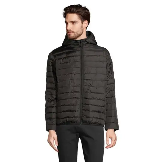 Doudoune homme personnalisée STREAM HOODED noire matelassée à capuche, portée fermée par un homme vue de face