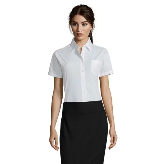 Chemise femme personnalisée Escape blanche en popeline, manches courtes, col pointu et poche poitrine