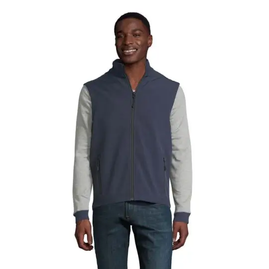 Bodywarmer softshell homme RACE BW MEN bleu marine zippé à col montant, porté sur un sweat gris clair