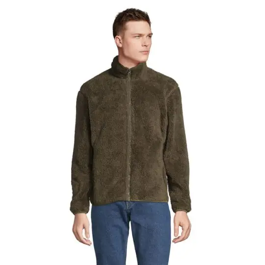 Veste polaire personnalisée coloris army portée par un homme, col montant zippé et texture polaire visible