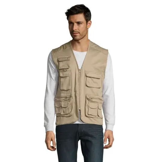 Gilet multipoches personnalisé couleur corde à poches à rabat, porté sur un t-shirt manches longues blanc