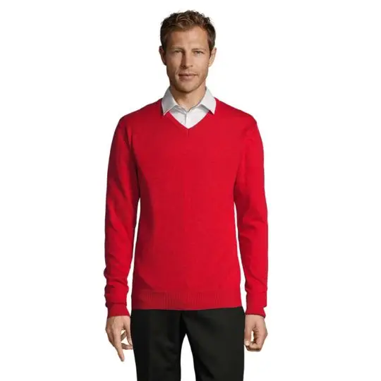 Pull col V personnalisé GALAXY MEN rouge porté par un homme sur une chemise blanche, poignets et bas en côte