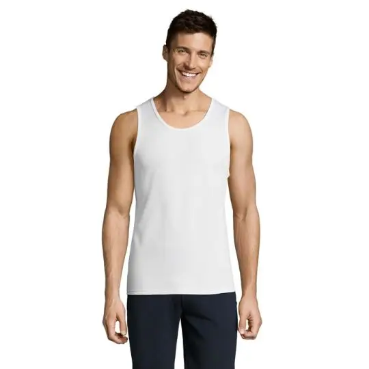 Débardeur sport personnalisé blanc en polyester mesh porté par un homme, larges emmanchures et col à colletage
