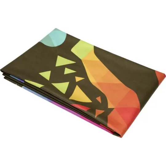 Serviette recyclée personnalisée pliée, fond sombre imprimé en sublimation de triangles jaunes, orange et turquoise