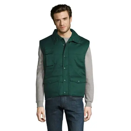 Bodywarmer personnalisé vert bouteille matelassé porté de face avec col montant, pressions et poches à rabat