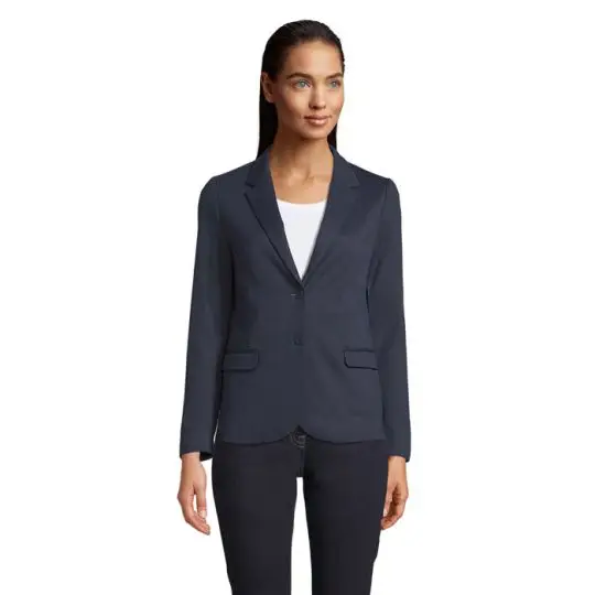 Femme portant le blazer MARCEL WOMEN bleu nuit en maille piquée à col tailleur et deux boutons, vue de face