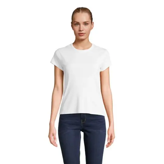 T-shirt côtelé personnalisé blanc pour femme, coupe ajustée en coton peigné, porté avec un jean brut, vue de face