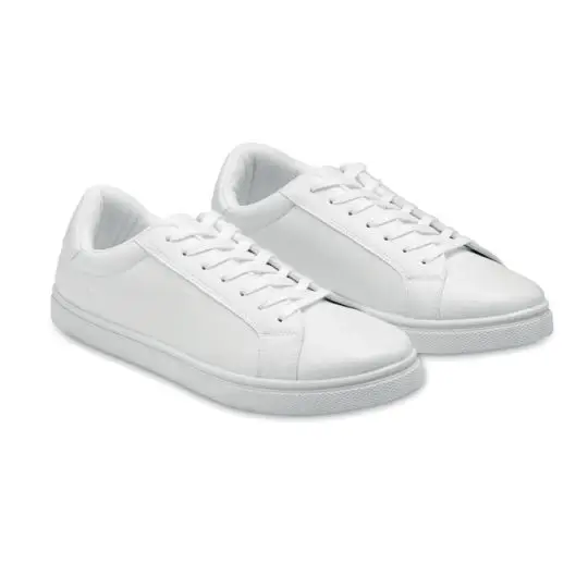 Paire de sneakers en PU personnalisable blanc, semelle caoutchouc et lacets polyester, vue de trois quarts