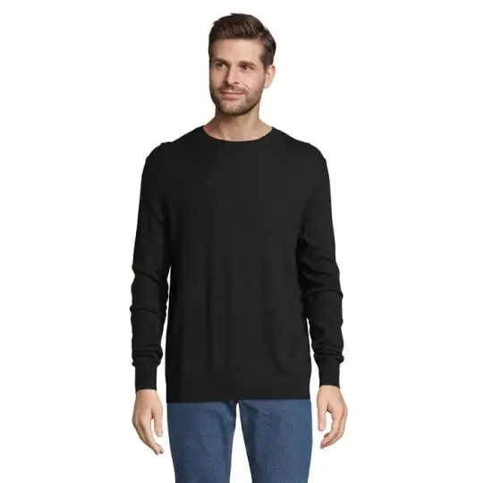 Pull col rond personnalisé STUART MEN noir en maille fine porté par un homme avec jean, vue de face