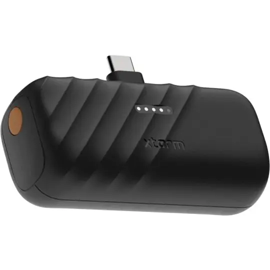 Batterie externe personnalisable Xtorm Go2 noire nervurée avec connecteur USB-C déplié et touche orange