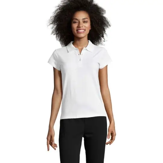 Polo femme personnalisé PRESCOTT WOMEN blanc à manches courtes et patte 3 boutons, porté avec un pantalon noir