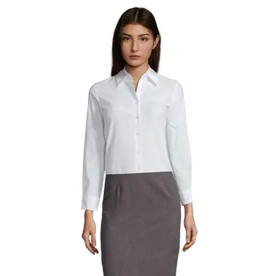 Chemise oxford femme personnalisée EMBASSY blanche portée de face avec col classique et manches longues boutonnées