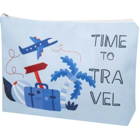 Trousse de voyage personnalisée Ayla bleu ciel sublimée avion, valise et slogan Time to travel, zip blanc