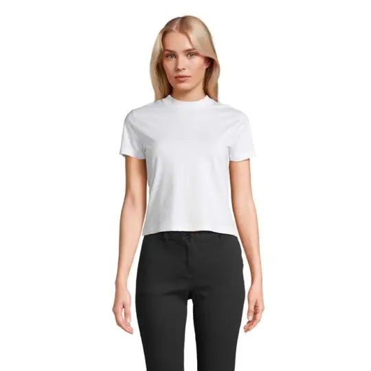 T-shirt court personnalisé blanc pour femme, coupe crop top à col rond épais, porté avec un pantalon noir, vue de face