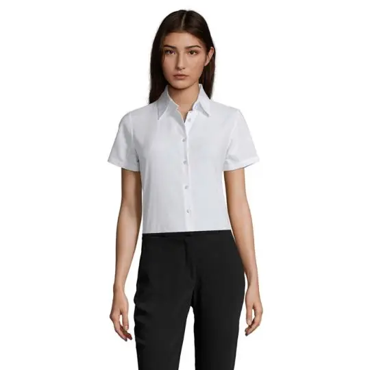 Chemise femme publicitaire blanche en oxford à manches courtes portée de face avec col classique et pantalon noir
