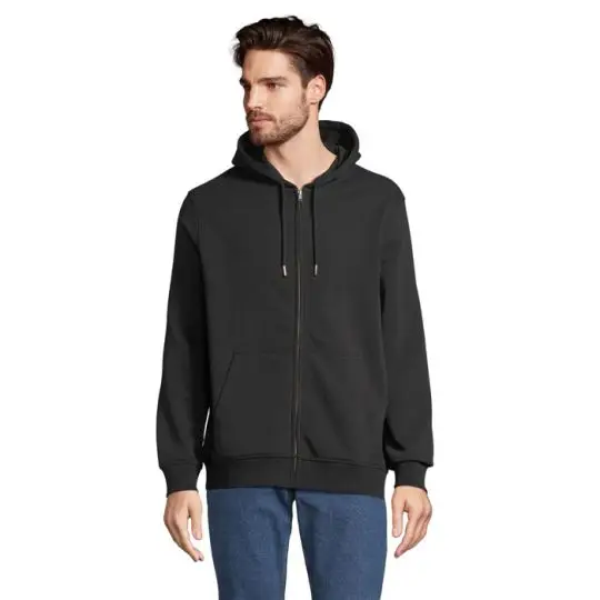 Homme portant le sweat à capuche zippé CALIPSO noir avec zip métal et poche kangourou, vue de face