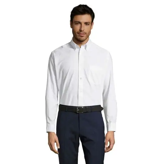 Chemise oxford personnalisée BOSTON blanche portée par un homme, col à deux boutons, poche poitrine et manches longues