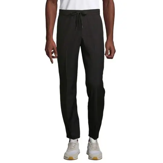 Pantalon de costume homme personnalisé noir GERMAIN MEN porté de face, taille élastiquée à cordon et bas resserré