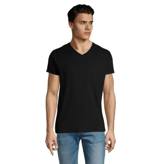 T-shirt col V personnalisé IMPERIAL V MEN noir porté par un homme avec jean, vue de face et manches courtes