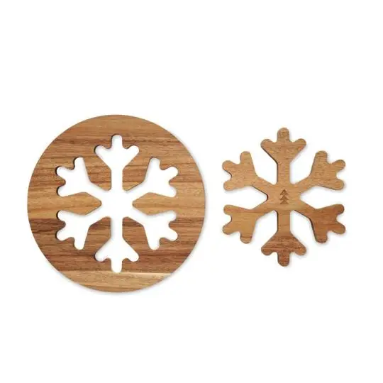 Dessous de plat flocon de neige SCAGLIA en bois d'acacia personnalisable vu de dessus avec petit logo sapin gravé