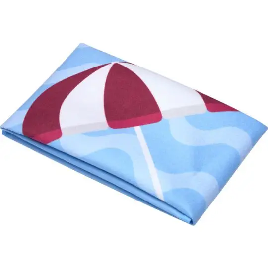 Petite serviette personnalisée pliée, sublimée d'un parasol rouge et blanc sur fond de vagues bleues