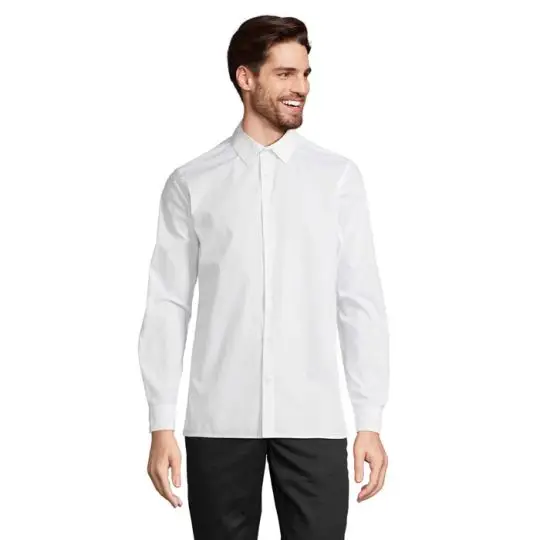 Chemise homme personnalisé blanche en popeline, col renforcé et manches longues, portée par un homme souriant
