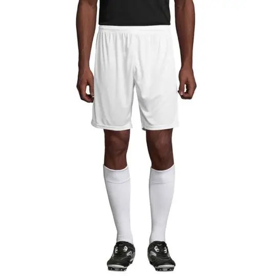 Short de sport adulte personnalisable SAN SIRO 2 blanc porté de face avec chaussettes de foot et crampons noirs