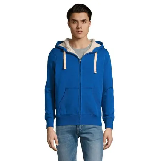 Homme portant le sweat zippé SHERPA bleu royal à capuche doublée sherpa écrue et lacets blancs, vue de face