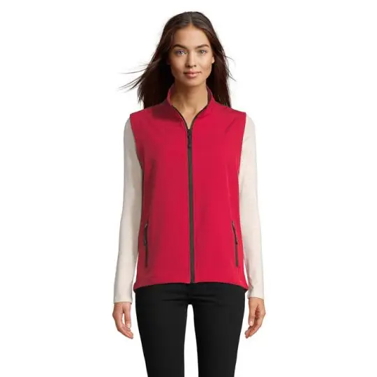 Gilet softshell femme personnalisé RACE BW WOMEN rouge à col montant et zip intégral, porté sur un haut écru