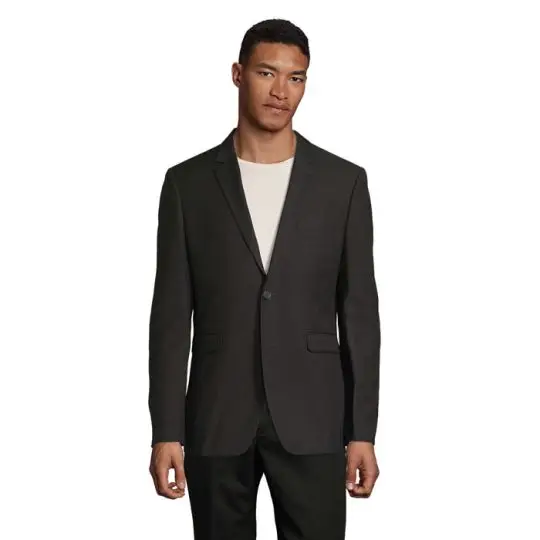 Veste de costume personnalisée MARIUS MEN noire portée par un homme, col tailleur et fermeture 2 boutons, vue de face