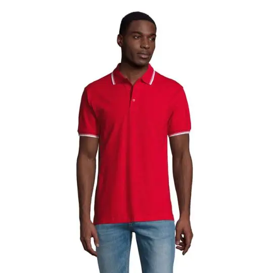 Polo homme personnalisé rouge en piqué de coton avec col et manches à liserés blancs contrastés, porté de face